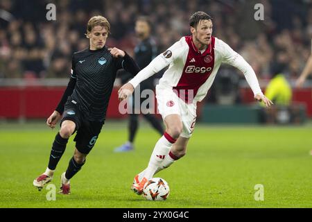 AMSTERDAM - (l-r) Nicolo Ravella von SS Lazio, Wout Weghorst von Ajax während des Spiels der UEFA Europa League zwischen AFC Ajax Amsterdam und SS Lazio Roma in der Johan Cruijff Arena am 12. Dezember 2024 in Amsterdam, Niederlande. ANP KOEN VAN WEEL Credit: ANP/Alamy Live News Stockfoto