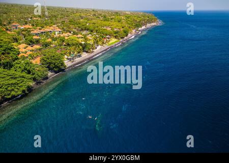 Taucher und Schnorchler auf dem Schiffswrack USAT Liberty aus dem 2. Weltkrieg in Tulamben, Bali Stockfoto