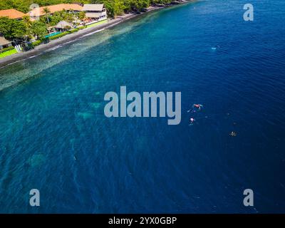 Taucher und Schnorchler auf dem Schiffswrack USAT Liberty aus dem 2. Weltkrieg in Tulamben, Bali Stockfoto