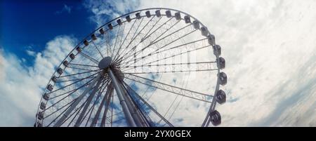 Panoramabild eines Riesenrads an der Uferpromenade des Puget Sound, Seattle, Washington Stockfoto