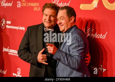 Leipzig - Spendengala im Kampf gegen Leukämie: Dutzende Sterne bei der 30. JosÃ Carreras Gala 12.12.2024 ab 18 Uhr Leipzig, Media City Leipzig Fotograf: EHL Media/Dietmar Thomas im Foto: Francis Fulton-Smith, Schauspieler und Jürgen Tonkel, Musiker am Donnerstag überträgt der MDR ab 20,15 Uhr live aus Leipzig die 30. JosÃ Carreras Gala. Gastgeber und Stifter JosÃ Carreras wird in seiner großen Vision Leukämie muss heilbar werden. Immer und bei jedem wieder von prominenten internationale und nationale Künstlerfreunden unterstützt. Gemeinsam mit Gastgeber JosÃ Carreras werden auch in diesem Jahr Stockfoto