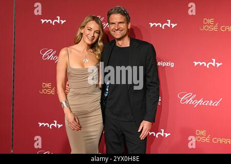 Leipzig - Spendengala im Kampf gegen Leukämie: Dutzende Sterne bei der 30. JosÃ Carreras Gala 12.12.2024 ab 18 Uhr Leipzig, Media City Leipzig Fotograf: EHL Media/Dietmar Thomas im Foto: Peter Hardenacke, Moderator mit Annika Isterling am Donnerstag überträgt der MDR ab 20,15 Uhr live aus Leipzig die 30. JosÃ Carreras Gala. Gastgeber und Stifter JosÃ Carreras wird in seiner großen Vision Leukämie muss heilbar werden. Immer und bei jedem wieder von prominenten internationale und nationale Künstlerfreunden unterstützt. Gemeinsam mit Gastgeber JosÃ Carreras werden auch in diesem Jahr die TV-Moder Stockfoto