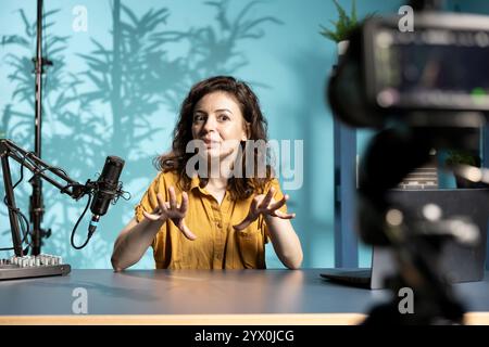 ASMR Creator mit High-Tech-Mikrofon und spezieller Filmausrüstung macht Anti-Stress-Videos im gemütlichen Heimstudio. Frau, die professionelles Mikrofon und Kamera verwendet, um entspannende Inhalte für Abonnenten zu erstellen Stockfoto