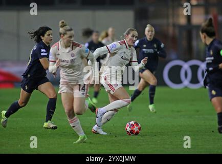 München, Deutschland, 12. Dezember 2024: Fussball, Frauen, Champions League, 5.Spieltag, Saison 2024/2025, FC Bayern München - Juventus Turin, Campus Sydney Lohmann (FC Bayern München) mit Ball im Angriff Stockfoto