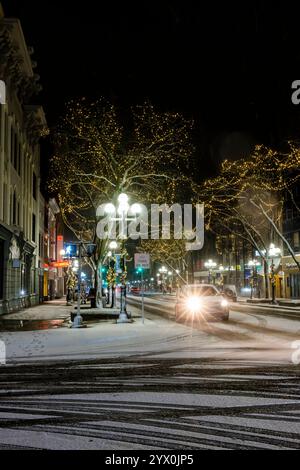 Schneeschauer auf der Main Street vor Weihnachten in Ann Arbor, Michigan, USA Stockfoto