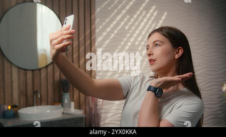 Kaukasische Frau Schönheit Blogger Vlogger Modell Influencer Selfie Foto Handy Social Media Hautpflege Blog Vlog in Heim Badezimmer sorglos glücklich Stockfoto