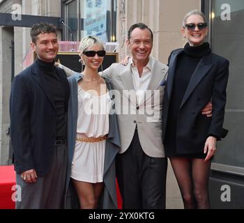 Los Angeles, Usa. Dezember 2024. Der Schauspieler Jude Law (3. L) wird am Donnerstag, den 12. Dezember 2024 mit seinem Sohn Rafferty Law, seiner Tochter Iris Law und seiner Frau Phillipa Coan (L-R) bei einer Enthüllungszeremonie begleitet, die ihn mit dem 2.798. Stern auf dem Hollywood Walk of Fame in Los Angeles ehrt. Foto: Jim Ruymen/UPI Credit: UPI/Alamy Live News Stockfoto