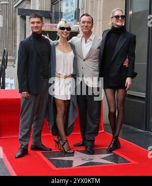 Los Angeles, Usa. Dezember 2024. Der Schauspieler Jude Law (3. L) wird am Donnerstag, den 12. Dezember 2024 mit seinem Sohn Rafferty Law, seiner Tochter Iris Law und seiner Frau Phillipa Coan (L-R) bei einer Enthüllungszeremonie begleitet, die ihn mit dem 2.798. Stern auf dem Hollywood Walk of Fame in Los Angeles ehrt. Foto: Jim Ruymen/UPI Credit: UPI/Alamy Live News Stockfoto