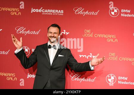 Leipzig - Spendengala im Kampf gegen Leukämie: Dutzende Sterne bei der 30. JosÃ Carreras Gala 12.12.2024 ab 18 Uhr Leipzig, Media City Leipzig Fotograf: EHL Media/Dietmar Thomas im Foto: David Böthig am Donnerstag überträgt der MDR ab 20,15 Uhr live aus Leipzig die 30. JosÃ Carreras Gala. Gastgeber und Stifter JosÃ Carreras wird in seiner großen Vision Leukämie muss heilbar werden. Immer und bei jedem wieder von prominenten internationale und nationale Künstlerfreunden unterstützt. Gemeinsam mit Gastgeber JosÃ Carreras werden auch in diesem Jahr die TV-Moderatoren und Botschafter der JosÃ Carr Stockfoto