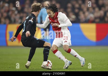 AMSTERDAM - (l-r) Nicolo Ravella von SS Lazio, Kian Fitz-Jim von Ajax während des UEFA Europa League Spiels zwischen AFC Ajax Amsterdam und SS Lazio Roma in der Johan Cruijff Arena am 12. Dezember 2024 in Amsterdam, Niederlande. ANP | Hollandse Hoogte | MAURICE VAN STEEN Credit: ANP/Alamy Live News Stockfoto