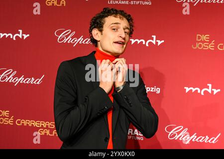 Leipzig - Spendengala im Kampf gegen Leukämie: Dutzende Sterne bei der 30. JosÃ Carreras Gala 12.12.2024 ab 18 Uhr Leipzig, Media City Leipzig Fotograf: EHL Media/Dietmar Thomas im Foto: Julian Janssen Checker Julian, Moderator am Donnerstag überträgt der MDR ab 20,15 Uhr live aus Leipzig die 30. JosÃ Carreras Gala. Gastgeber und Stifter JosÃ Carreras wird in seiner großen Vision Leukämie muss heilbar werden. Immer und bei jedem wieder von prominenten internationale und nationale Künstlerfreunden unterstützt. Gemeinsam mit Gastgeber JosÃ Carreras werden auch in diesem Jahr die TV-Moderatoren u Stockfoto