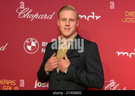 Leipzig - Spendengala im Kampf gegen Leukämie: Dutzende Sterne bei der 30. JosÃ Carreras Gala 12.12.2024 ab 18 Uhr Leipzig, Media City Leipzig Fotograf: EHL Media/Dietmar Thomas im Foto: Xaver Schlager, Fußballspieler RB Leipzig am Donnerstag überträgt der MDR ab 20,15 Uhr live aus Leipzig die 30. JosÃ Carreras Gala. Gastgeber und Stifter JosÃ Carreras wird in seiner großen Vision Leukämie muss heilbar werden. Immer und bei jedem wieder von prominenten internationale und nationale Künstlerfreunden unterstützt. Gemeinsam mit Gastgeber JosÃ Carreras werden auch in diesem Jahr die TV-Moderatoren Stockfoto