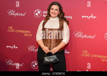 Leipzig - Spendengala im Kampf gegen Leukämie: Dutzende Sterne bei der 30. JosÃ Carreras Gala 12.12.2024 ab 18 Uhr Leipzig, Media City Leipzig Fotograf: EHL Media/Dietmar Thomas im Foto: Ronja Forcher, Schauspielerin am Donnerstag überträgt der MDR ab 20,15 Uhr live aus Leipzig die 30. JosÃ Carreras Gala. Gastgeber und Stifter JosÃ Carreras wird in seiner großen Vision Leukämie muss heilbar werden. Immer und bei jedem wieder von prominenten internationale und nationale Künstlerfreunden unterstützt. Gemeinsam mit Gastgeber JosÃ Carreras werden auch in diesem Jahr die TV-Moderatoren und Botschaf Stockfoto