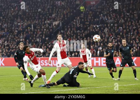 AMSTERDAM - (l-r) Nicolo Ravella von SS Lazio, Chuba Akpom von Ajax, Wout Weghorst von Ajax, Tijani Noslin von SS Lazio während des UEFA Europa League Spiels zwischen AFC Ajax Amsterdam und SS Lazio Roma in der Johan Cruijff Arena am 12. Dezember 2024 in Amsterdam, Niederlande. ANP | Hollandse Hoogte | MAURICE VAN STEEN Credit: ANP/Alamy Live News Stockfoto