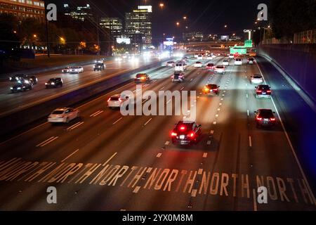 Der Verkehr in Richtung Norden auf der Interstate 75/85 wird am 28. Oktober 2024 in Atlanta, Georgia, USA, beobachtet. (Foto: Julia Beverly/Alamy Live News) Stockfoto