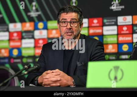 Rui Vitória Cheftrainer von Panathinaikos während der Pressekonferenz nach dem Spiel nach der UEFA Conference League - League Stage The New Saints gegen Panathinaikos in Croud Meadow, Shrewsbury, Großbritannien, 12. Dezember 2024 (Foto: Craig Thomas/News Images) Stockfoto