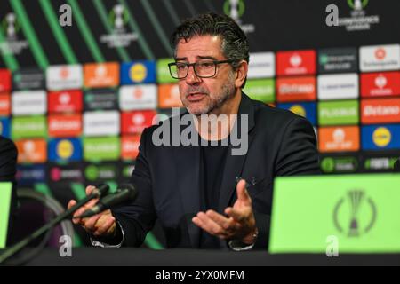 Rui Vitória Cheftrainer von Panathinaikos während der Pressekonferenz nach dem Spiel nach der UEFA Conference League - League Stage The New Saints gegen Panathinaikos in Croud Meadow, Shrewsbury, Großbritannien, 12. Dezember 2024 (Foto: Craig Thomas/News Images) Stockfoto