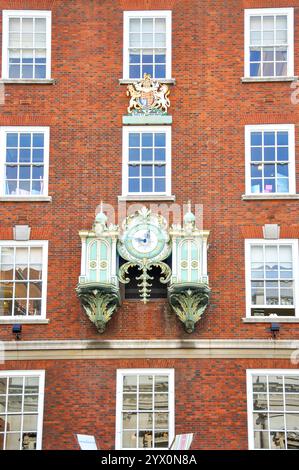 Fortnum der Gong Clock, Fortnum & Mason Kaufhaus, Piccadilly, City of Westminster, London, England, Vereinigtes Königreich Stockfoto