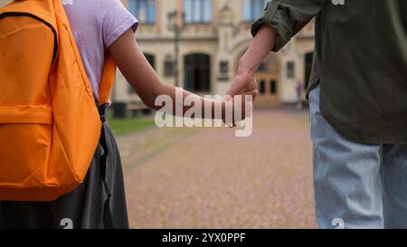 Mutter Kind zusammen geht in die Grundschule und unterrichtet Kind afroamerikanisches kleines Mädchen Tochter weibliche Schulmädchen Schülerin mit Stockfoto