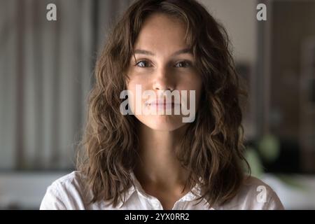 Porträt einer jungen Berufsfrau, Nahaufnahme Stockfoto