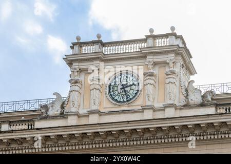 Uhr im Palazzo Wedekind, an der Piazza Colonna in Rom, Italien Stockfoto