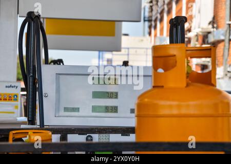 Flüssiggasflaschen, Flüssiggasflasche, an einer Tankstelle zum Nachfüllen, neben der Benzinpumpe Stockfoto