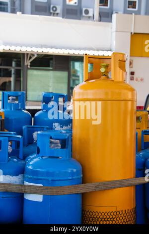 Flüssiggasflaschen, Flüssiggasflasche, an einer Tankstelle zum Nachfüllen, neben der Benzinpumpe Stockfoto