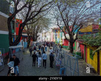 Unsichtbare Luftaufnahme von einer Drohne von Touristen, die in Caminito im Viertel La Boca in Buenos Aires spazieren gehen, und bunt bemalten Häusern Stockfoto