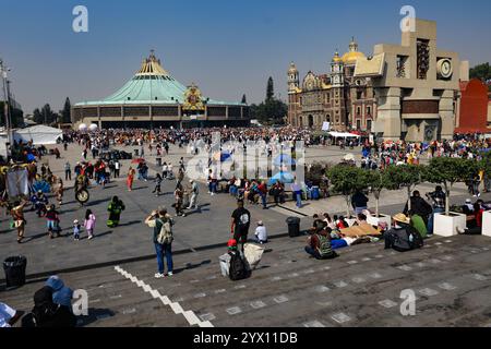 Mexiko-Stadt, Mexiko. Dezember 2024. Hunderte von Gläubigen besuchen die Basilika von Guadalupe, um der Jungfrau von Guadalupe für die Gefälligkeiten und Versprechen zu danken, die im Rahmen der Feierlichkeiten zum Tag der Jungfrau von Guadalupe gewährt wurden. Am 12. Dezember 2024 in Mexiko-Stadt. (Foto: Ian Robles/ Credit: Eyepix Group/Alamy Live News Stockfoto