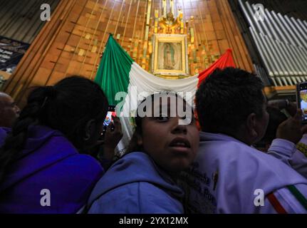 Hunderte von Gläubigen besuchen die Basilika von Guadalupe, um der Jungfrau von Guadalupe für die Gefälligkeiten und Versprechen zu danken, die im Rahmen der Feierlichkeiten zum Tag der Jungfrau von Guadalupe gewährt wurden. Am 12. Dezember 2024 in Mexiko-Stadt. (Kreditbild: © Ian Robles/OKULARIS via ZUMA Press Wire) NUR REDAKTIONELLE VERWENDUNG! Nicht für kommerzielle ZWECKE! Quelle: ZUMA Press, Inc./Alamy Live News Stockfoto