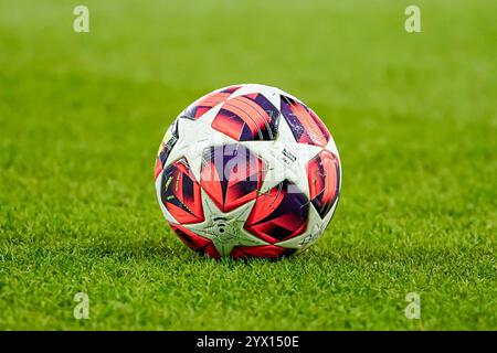 Manchester, Großbritannien. Donnerstag, 12. Dezember 2024, UEFA Women's Champions League: Manchester City Women vs SKN St. Pölten Women im Jole Stadium. Champions League Ball vor dem Spiel. James Giblin/Alamy Live News. Stockfoto