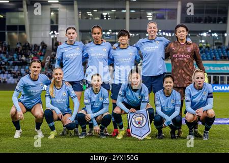 Manchester, Großbritannien. Donnerstag, 12. Dezember 2024, UEFA Women's Champions League: Manchester City Women vs SKN St. Pölten Women im Jole Stadium. Das Manchester City Team vor dem Champions League Spiel. James Giblin/Alamy Live News. Stockfoto