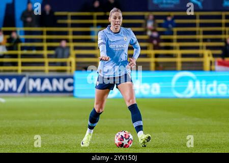 Manchester, Großbritannien. Donnerstag, 12. Dezember 2024, UEFA Women's Champions League: Manchester City Women vs SKN St. Pölten Women im Jole Stadium. Manchester City Defender Alanna Kennedy 14 auf der Suche nach der Option. James Giblin/Alamy Live News. Stockfoto