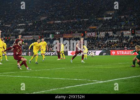 Rom, Latium. Dezember 2024. Mario Hermoso von AS Roma erzielte sein Tor während der Europa-League-Phase am 6. Spieltag zwischen Roma und Sporting Braga im Olympiastadion, Italien, am 12. Dezember 2024. Gutschrift: massimo insabato/Alamy Live News Stockfoto