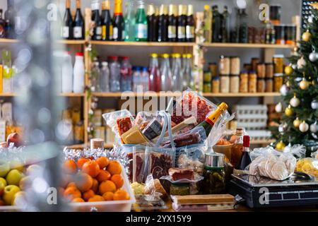 Verschiedene Produkte im Korb am Ladentisch des Lebensmittelgeschäfts Stockfoto