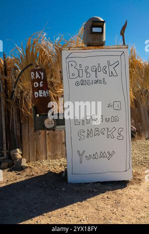 Ein humorvoller Protest gegen Lithium in Bombay Beach, Kalifornien, am Salton Sea. Das Meer ist ein Ort der Kontroverse über den Abbau von Lithiumamou Stockfoto