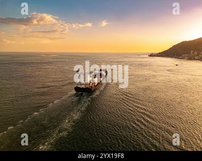 Frachtschiff auf See in Setubal Portugal Stockfoto