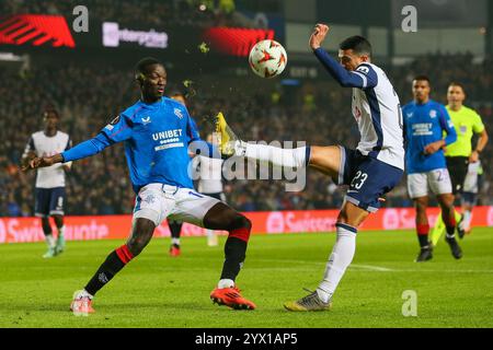 Glasgow, Großbritannien. Dezember 2024. Die Rangers spielten Tottenham Hotspur (Spurs) in der UEFA Europa League - League Stage im Ibrox Stadium in Glasgow, Schottland. Das Ergebnis war die Rangers 1:1, Tottenham Hotspur. Die Tore wurden von H. Igamane (47) für die Rangers und D. Kulusevski (75) für die Spurs erzielt. Quelle: Findlay/Alamy Live News Stockfoto