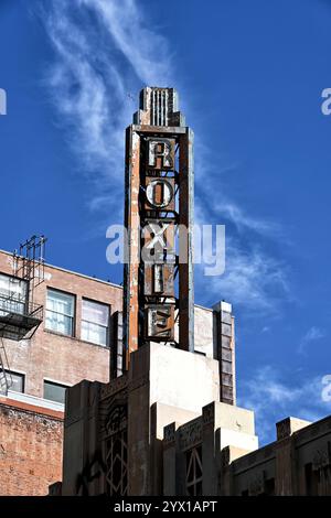 LOS ANGELES, KALIFORNIEN - 2. Dezember 2024: Das Roxie Theatre-Schild am Broadway in Downtown Los Angeles. Stockfoto