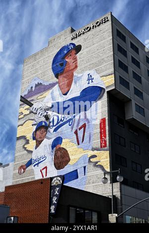 LOS ANGELES, KALIFORNIEN - 2. Dezember 2024: Miyako Hotel mit Shohei Ohtani Wandgemälde im Little Tokyo Viertel der Innenstadt von Los Angeles. Stockfoto
