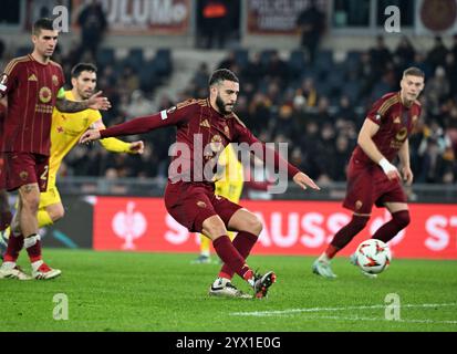 Rom, Italien. Dezember 2024. Roma Mario Hermoso (C) erzielte beim Spiel der UEFA Europa League zwischen Roma und Braga am 12. Dezember 2024 in Rom, Italien. Quelle: Alberto Lingria/Xinhua/Alamy Live News Stockfoto