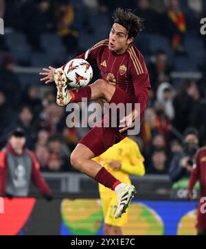 Rom, Italien. Dezember 2024. Paulo Dybala von Roma tritt beim Spiel der UEFA Europa League zwischen Roma und Braga am 12. Dezember 2024 in Rom an. Quelle: Alberto Lingria/Xinhua/Alamy Live News Stockfoto