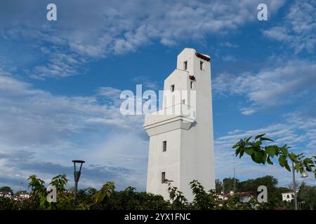 Phare de Ciboure entlang des Nivelle am Port de Saint-Jean-de-Luz in Saint-Jean-de-Luz, Frankreich. Das Dorf fällt entlang der Voie du Littor Stockfoto