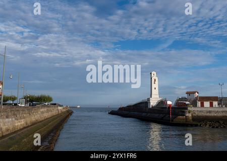 Blick auf die Phare de Saint-Jean-de-Luz an der Mündung des Nivelle in Saint-Jean-de-Luz, Frankreich. Das Dorf fällt entlang des Voie du Littoral Ro Stockfoto