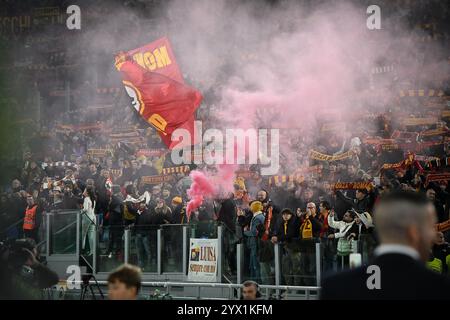 12. Dezember 2024, Olimpico-Stadion, Rom, Italien; UEFA Europa League-Fußballspiel; Roma gegen Braga; Roma-Unterstützer Stockfoto