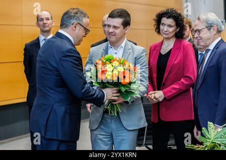 Von links: Mario Voigt CDU, Ministerpräsident bekommt Glückwünsche von Lutz Liebscher Fraktionsvorsitzender SPD, Janine Merz Parlamentarische Geschäftsführerin SPD, Georg Maier SPD, Inneminister, 12.12.2024, Erfurt Deutschland, Politik, Thüringer Landtag, Wahl des Ministerpräsidenten *** von links Mario Voigt CDU, Ministerpräsident erhält Glückwünsche von Lutz Liebscher, Fraktionsvorsitzender SPD, Janine Merz, SPD-Fraktionsvorsitzende, Georg Maier SPD, Innenminister, 12 12 12 2024, Erfurt Deutschland , Politik, Thüringer landtag, Wahl des Ministerpräsidenten Stockfoto