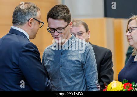 Von links: Mario Voigt CDU, Ministerpräsident bekommt Glückwünsche von Christian Schaft Fraktionsvorsitzender die Linke und Katja Mitteldorf Parlamentarische Geschäftsführerin die Linke, 12.12.2024, Erfurt Deutschland, Politik, Thüringer Landtag, Wahl des Ministerpräsidenten *** von links Mario Voigt CDU, Ministerpräsident erhält Glückwünsche von Christian Schaft, Fraktionsvorsitzender die Linke und Katja Mitteldorf, Parlamentssekretär die linke , 12 12 2024, Erfurt Deutschland , Politik, Thüringer Parlament, Wahl des Ministerpräsidenten xprx Stockfoto