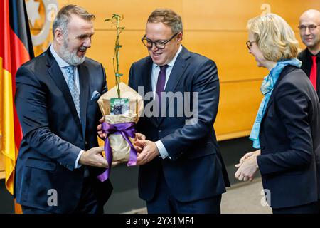 Von links: Steffen Schütz Stellvertretender Fraktionsvorsitzender BSW gratuliert Mario Voigt CDU, Ministerpräsident mit einem Brombeer-Strauch Katja Wolf Fraktionsvorsitzende BSW, 12.12.2024, Erfurt Deutschland, Politik, Thüringer Landtag, Wahl des Ministerpräsidenten *** von links Steffen Schütz Stellvertretender Vorsitzender der BSW-Fraktion gratuliert Mario Voigt CDU, Ministerpräsident mit brombeerbusch Katja Wolf Vorsitzende der BSW-Fraktion , 12 12 2024, Erfurt Deutschland , Politik, Thüringer Parlament, Wahl des Ministerpräsidenten xprx Stockfoto