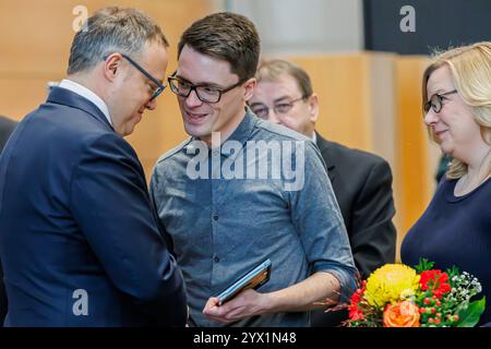 Von links: Mario Voigt CDU, Ministerpräsident bekommt Glückwünsche von Christian Schaft Fraktionsvorsitzender die Linke und Katja Mitteldorf Parlamentarische Geschäftsführerin die Linke, 12.12.2024, Erfurt Deutschland, Politik, Thüringer Landtag, Wahl des Ministerpräsidenten *** von links Mario Voigt CDU, Ministerpräsident erhält Glückwünsche von Christian Schaft, Fraktionsvorsitzender die Linke und Katja Mitteldorf Parlamentarische Sekretärin die Linke , 12 12 2024, Erfurt Deutschland , Politik, Thüringer Parlament, Wahl des Ministerpräsidenten xprx Stockfoto