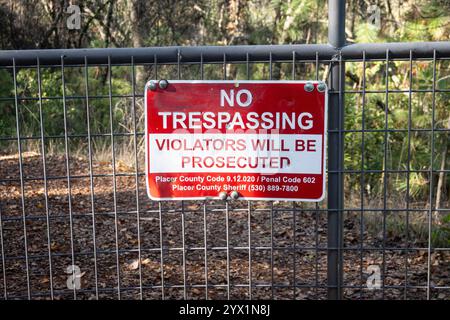 Placer County No Trespassing Red Schild an einem Tor im Hidden Falls Regional Park in den Ausläufern der Sierra Nevada. Stockfoto